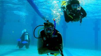 Consiste en una primera toma de contacto con el buceo, en la que los participantes probarán el equipo de submarinismo y aprenderán su uso dentro de la piscina