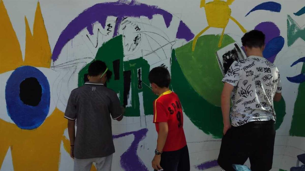 Un grupo de los 150 chicos y chicas diseñaron dos murales para representar su localidad