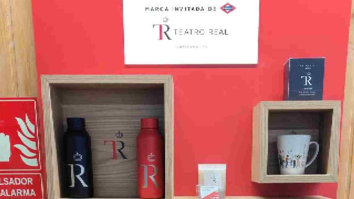 Entre los artículos que puedes adquirir destacan tazas, botellas y velas decoradas con su logotipo