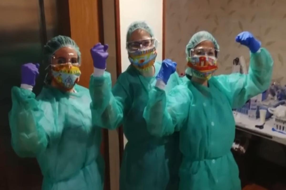 El personal del hotel sanitario anima a la ciudadanía a ritmo de 'Resistiré'