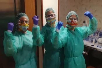 El personal del hotel sanitario anima a la ciudadanía a ritmo de 