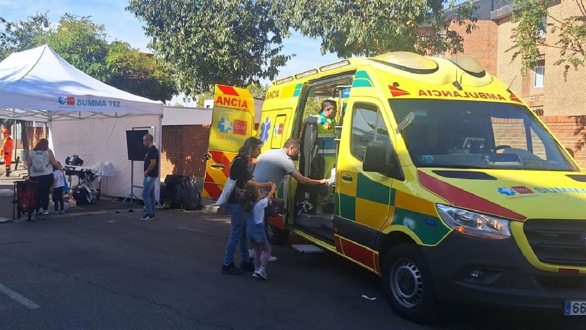 Profesionales del SUMMA 112 enseñan a más de 200 vecinos de Villaviciosa de Odón a realizar la reanimación cardiopulmonar