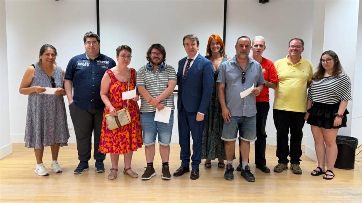 El regidor ha entregado los diplomas a los integrantes del programa 'Así mejor' 