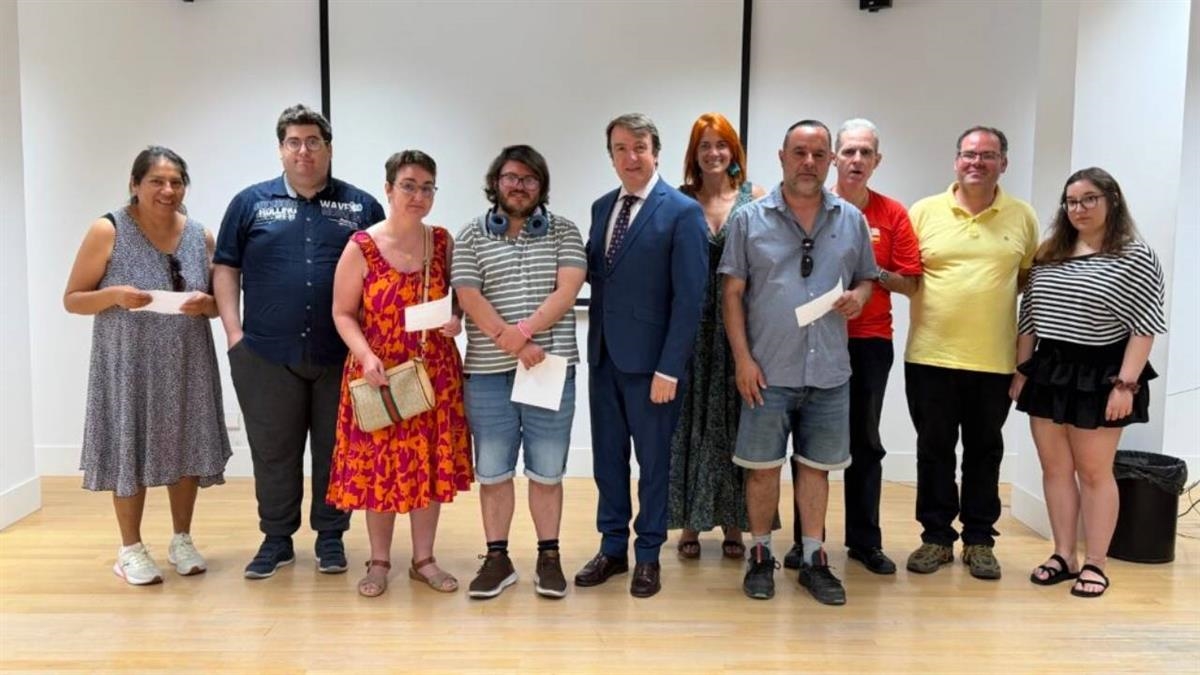 El regidor ha entregado los diplomas a los integrantes del programa 'Así mejor' 