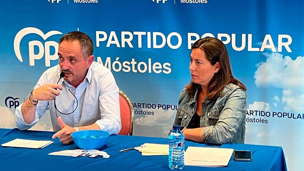 El candidato a la alcaldía, Manuel Bautista, estuvo junto a la vicesecretaria de Organización y Territorial del PP de Madrid y alcaldesa de Arroyomolinos, Ana Millán