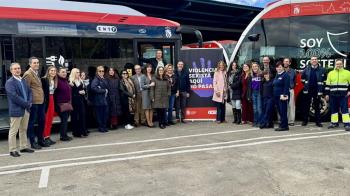 Los autobuses lucen en sus puertas el lema ‘Violencia sexista, aquí no pasas’ junto a una mano morada en posición de rechazo     