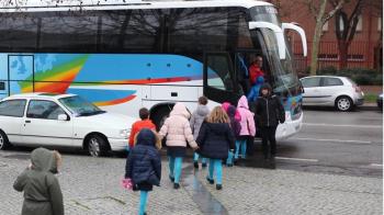 El Ayuntamiento subvenciona a 86 centros el transporte de las excursiones durante el curso académico