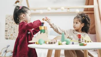 Nace de la coordinación entre las concejalías y del diálogo con la comunidad educativa