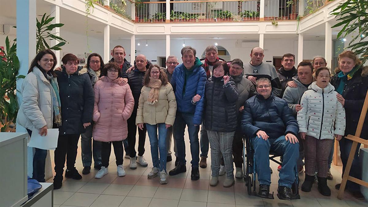 Su primera actividad ha sido la visita a la exposición colectiva 'La hora de las manos'