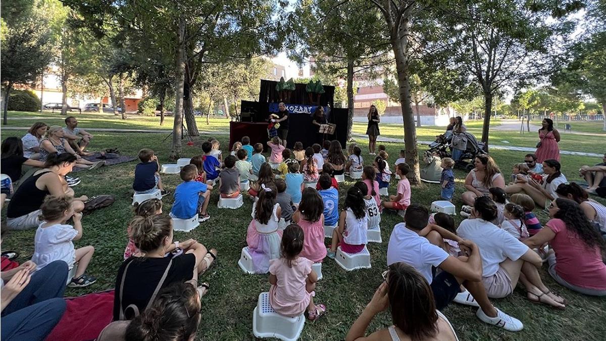 Este programa ofrece un recorrido por los parques y plazas de la ciudad cargado de magia, títeres y muchos valores