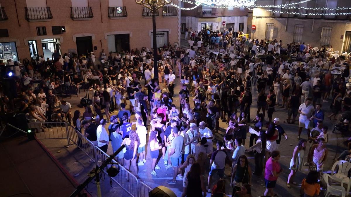 Las noches de los sábados se vuelven a llenar de música y ambiente festivo en el municipio