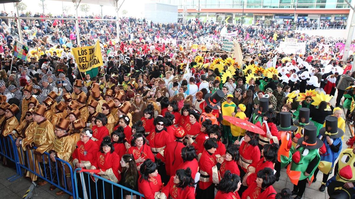 La música, las charangas, las chirigotas, el destile, los disfraces… y el buen humor protagonistas de un Carnaval como mandan los cánones