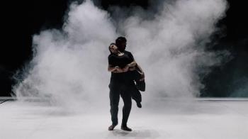 Comienza con la danza aérea y poética de Rachid Ourandame y Chaillot-Théâtre national de la Danse