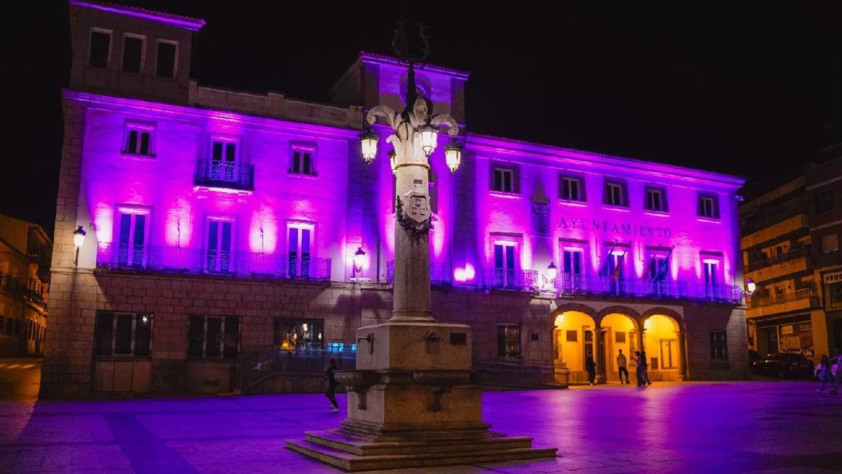 La fachada del Consistorio se iluminará de morado por las noches durante toda la semana, como muestra de apoyo y solidaridad