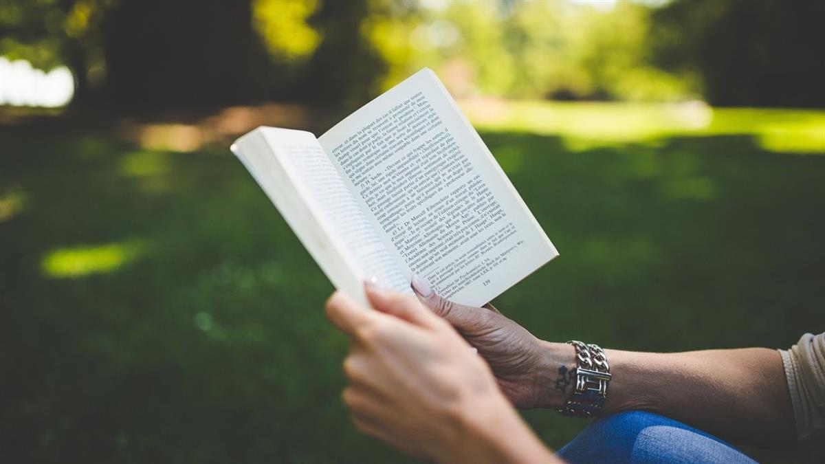 Desde cuentacuentos hasta encuentros con escritores: arranca la Feria ubicada en el Parque del Egido