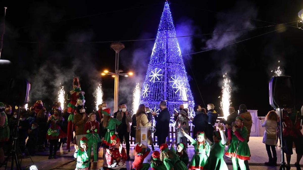 Además, se podrá disfrutar del tradicional mercadillo artesanal, la Casa de Papá Noel y conciertos en directo