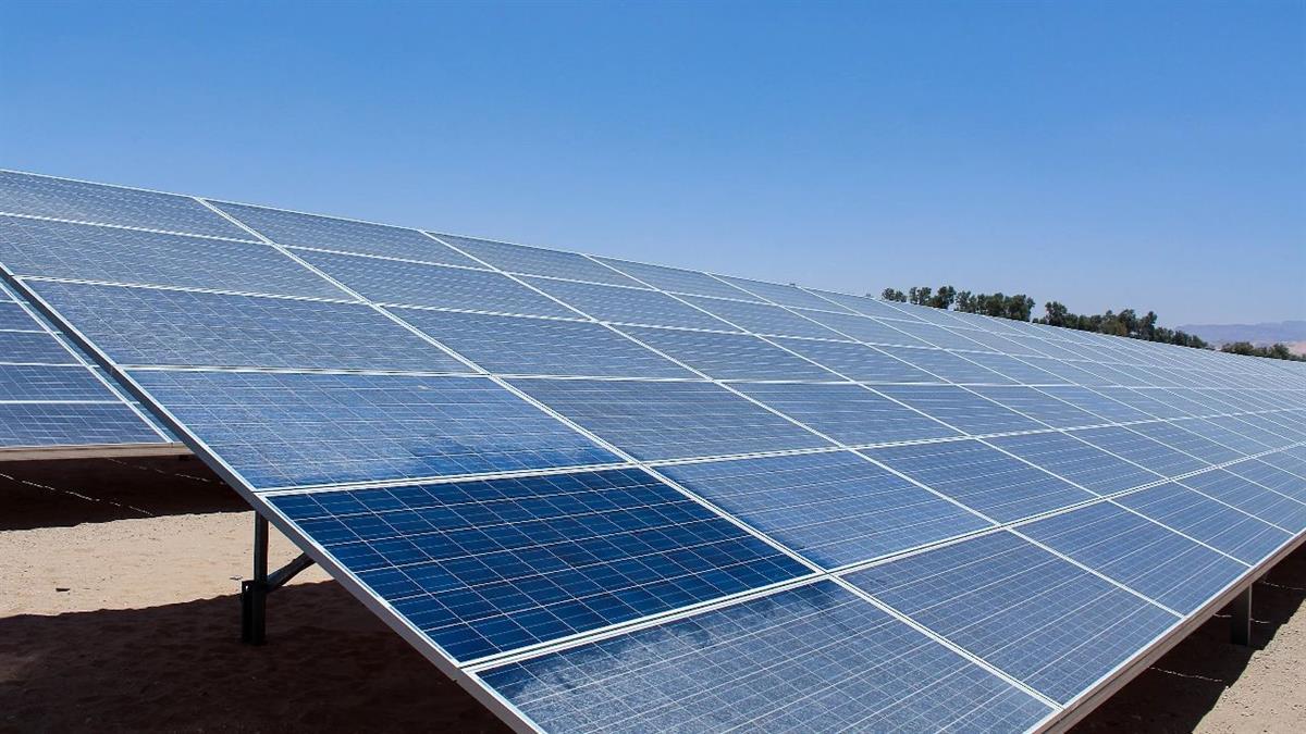 Proponen instalación de paneles solares en edificios municipales y ayudas directas a comunidades de vecinos