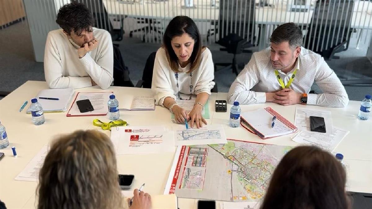 El informe incluye una reestructuración para las tres líneas urbanas de autobús