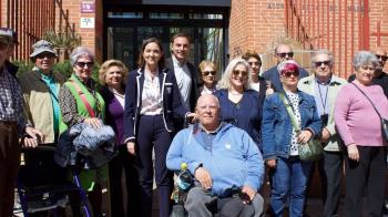 La candidata a la alcaldía acompañó a Juan Lobato a visitar el centro de mayores Pablo Neruda