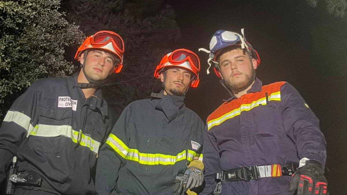 Tres voluntarios acuden a la zona del pantano de San Juan