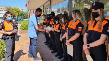 El Alcalde les ha entregado  cada uno de ellos un diploma como signo de agradecimiento y homenaje