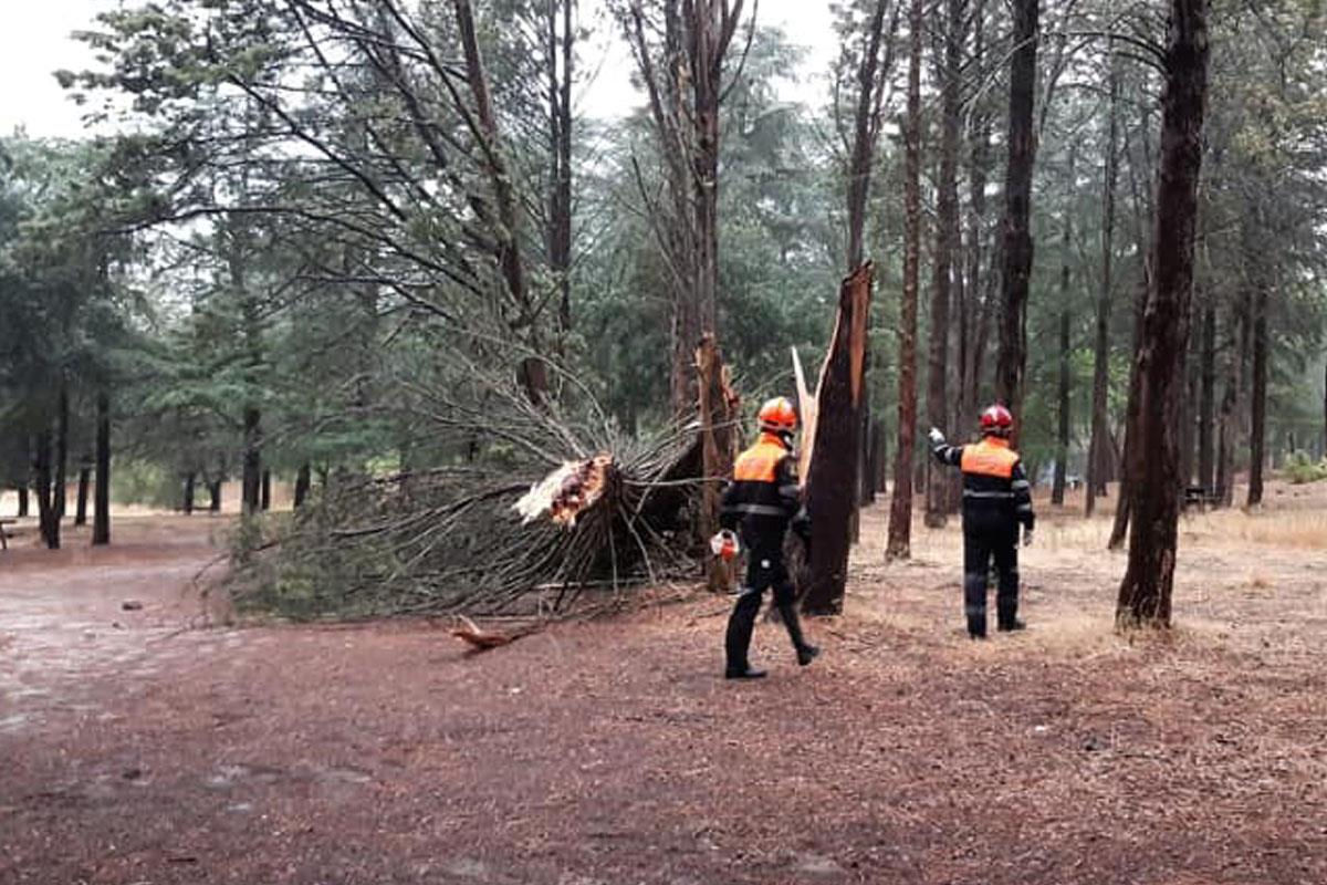 El trabajo en conjunto de los voluntarios, los bomberos y la Policía de Villaviciosa dejan imágenes de los desperfectos causados por las lluvias