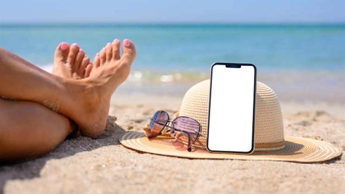 El sol, el agua, la arena... son algunos de los factores veraniegos que pueden afectar a tu teléfono 