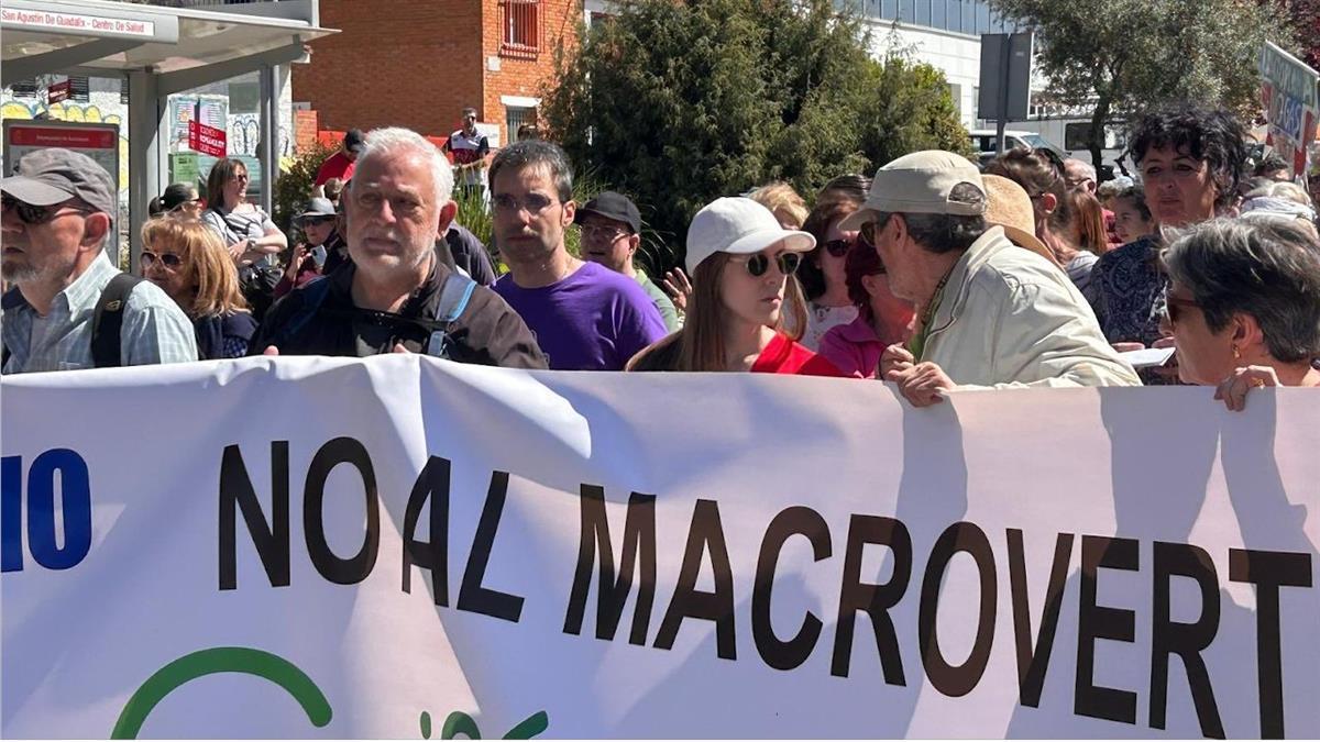 La portavoz Silvia Lucena estuvo en la concentración del pasado 27 de abril contra esta polémica infraestructura 