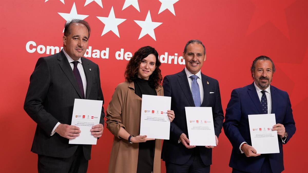 La presidenta de la Comunidad de Madrid firma un protocolo para facilitar a los afectados asesoramiento jurídico gratuito 