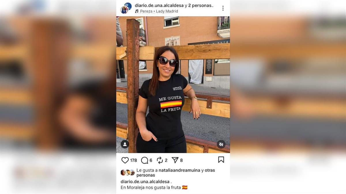 Los socialistas denuncian la actitud de la regidora popular a la que acusa de querer dividir al vestir una camiseta con el lema "me gusta la fruta"