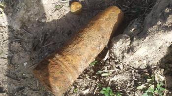 Unas obras de canalización de riego dejan al descubierto un proyectil de la contienda militar en el Parque del Olivar