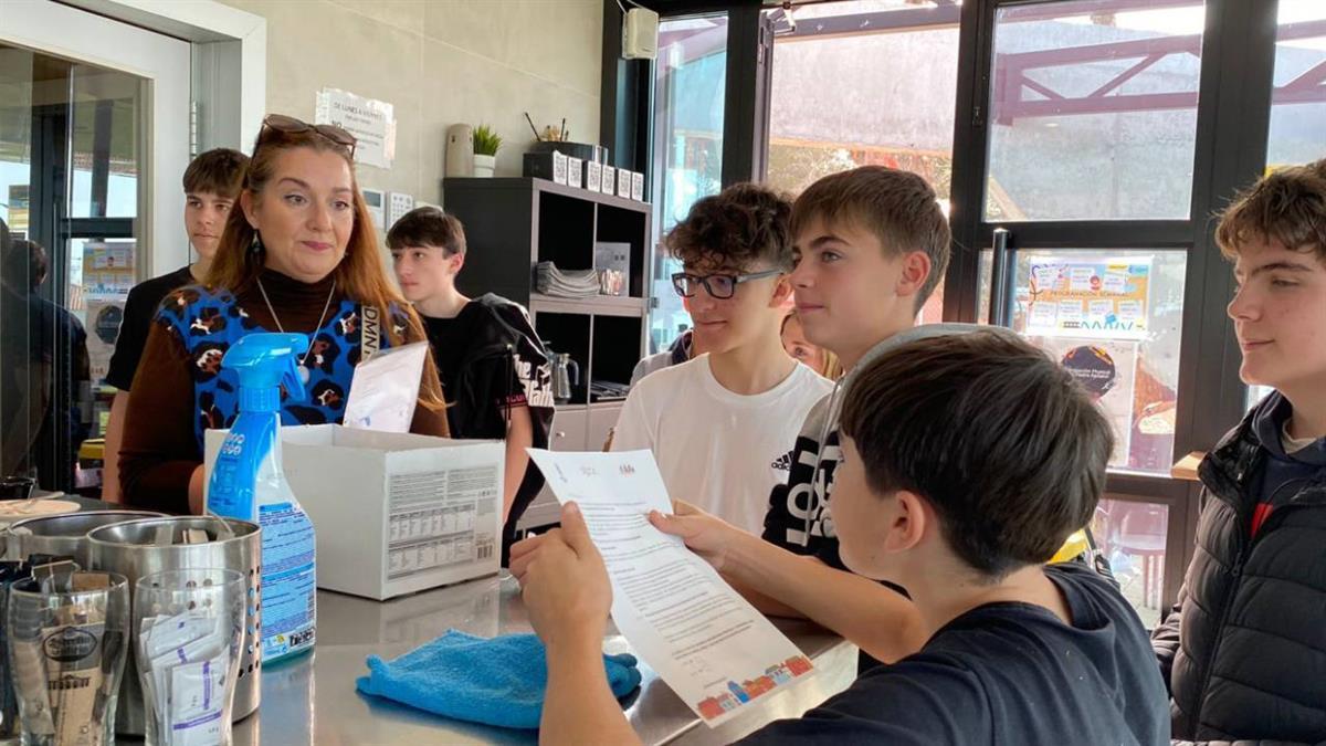 Han visitados tiendas y negocios acompañados por la edil Eva Coronado 