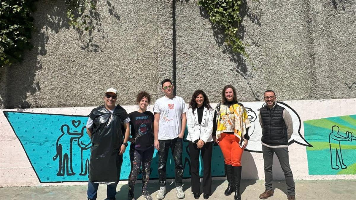 Con un mural sobre la amistad