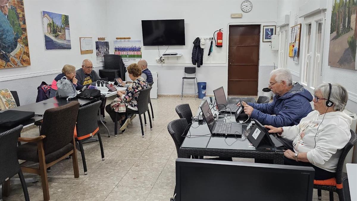 El pasado 11 de mayo 41 vecinos comenzaron esta formación gratuita y adaptada a los más mayores