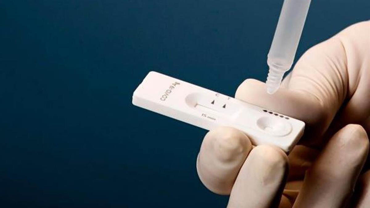 Constatado el descenso de la incidencia acumulada y tras mantenerse durante dos semanas el procedimiento simplificado de baja y alta laboral de asintomáticos para descargar de este trabajo a los profesionales de Atención Primaria