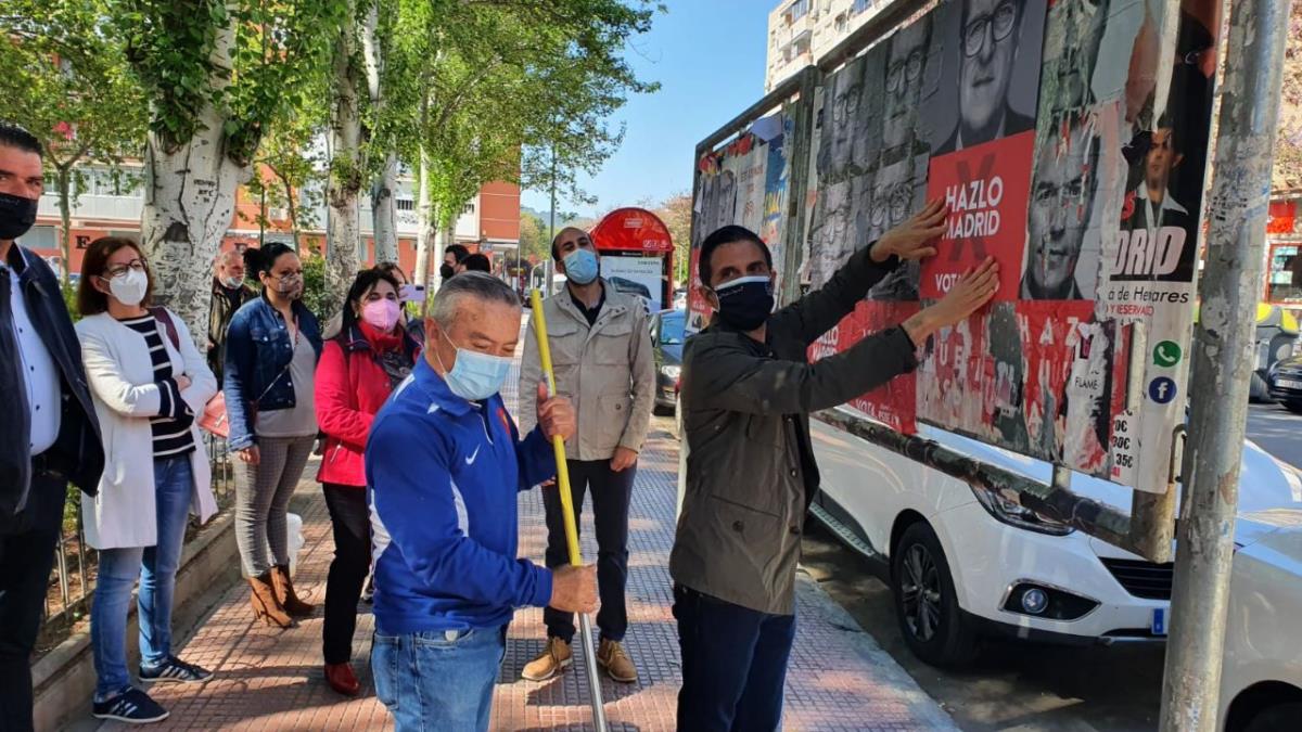 Los socialistas complutenses simbolizaron el inicio con la tradicional pegada de carteles 