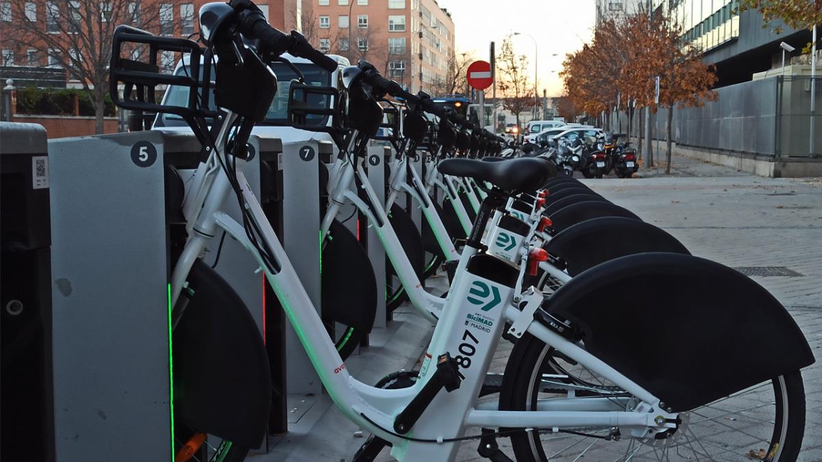 Los socialistas denuncian que el alcalde "mima y publicita" una empresa privada competencia de biciMAD