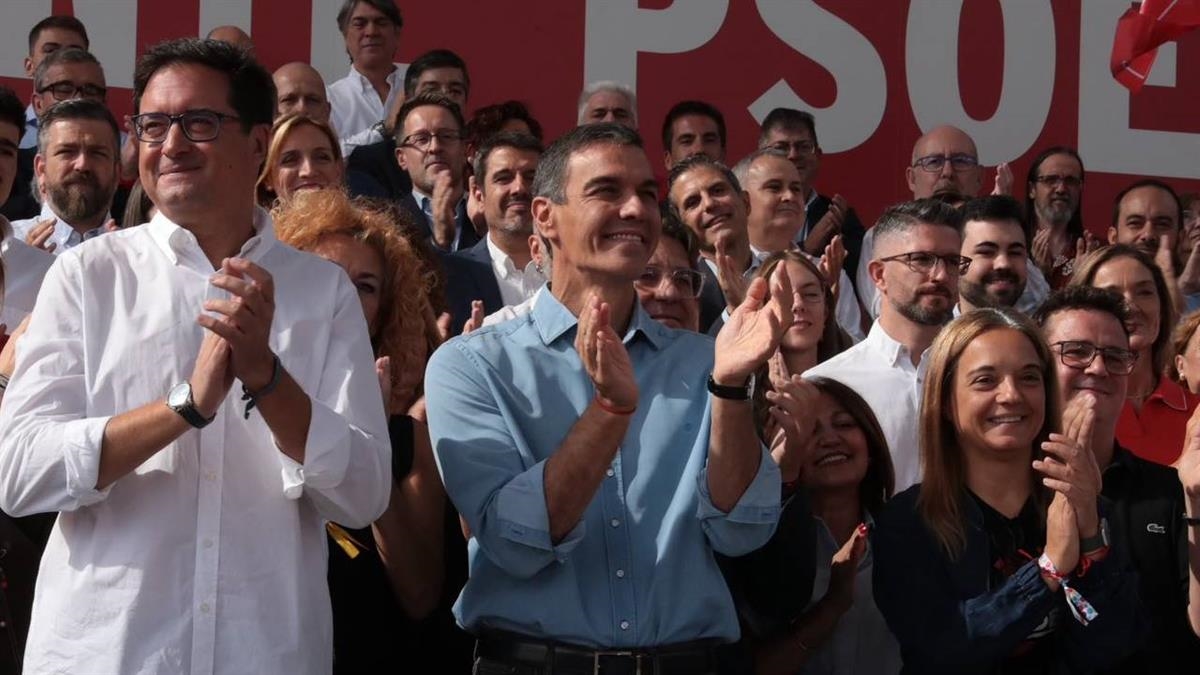 Óscar López plantea una intervención del mercado de la vivienda si gobierna en 2027