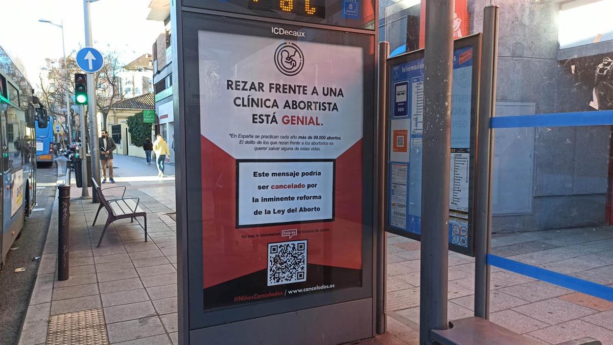 Cinco marquesinas de la localidad muestran un mensaje sobre los grupos provida que rezan frente a las clínicas abortistas