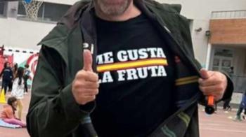 El docente habría acudido al centro con una camiseta donde se podía leer 