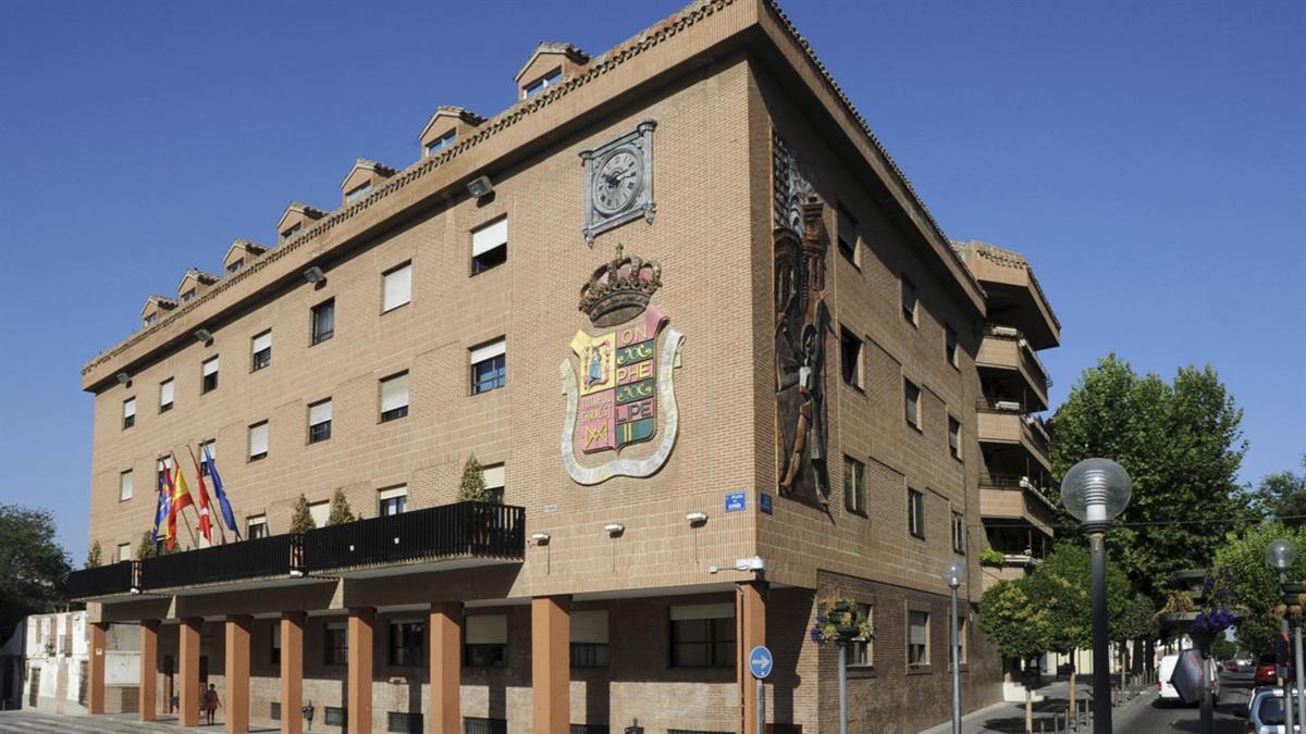 De igual modo, reclama los perjuicios económicos que hayan podido derivar de las mismas