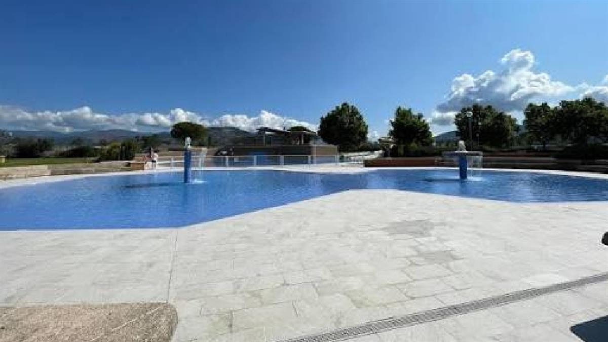 El PSOE denuncia impagos y retrasos en las nóminas y actividades suspendidas en la piscina municipal