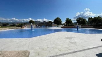 El PSOE denuncia impagos y retrasos en las nóminas y actividades suspendidas en la piscina municipal