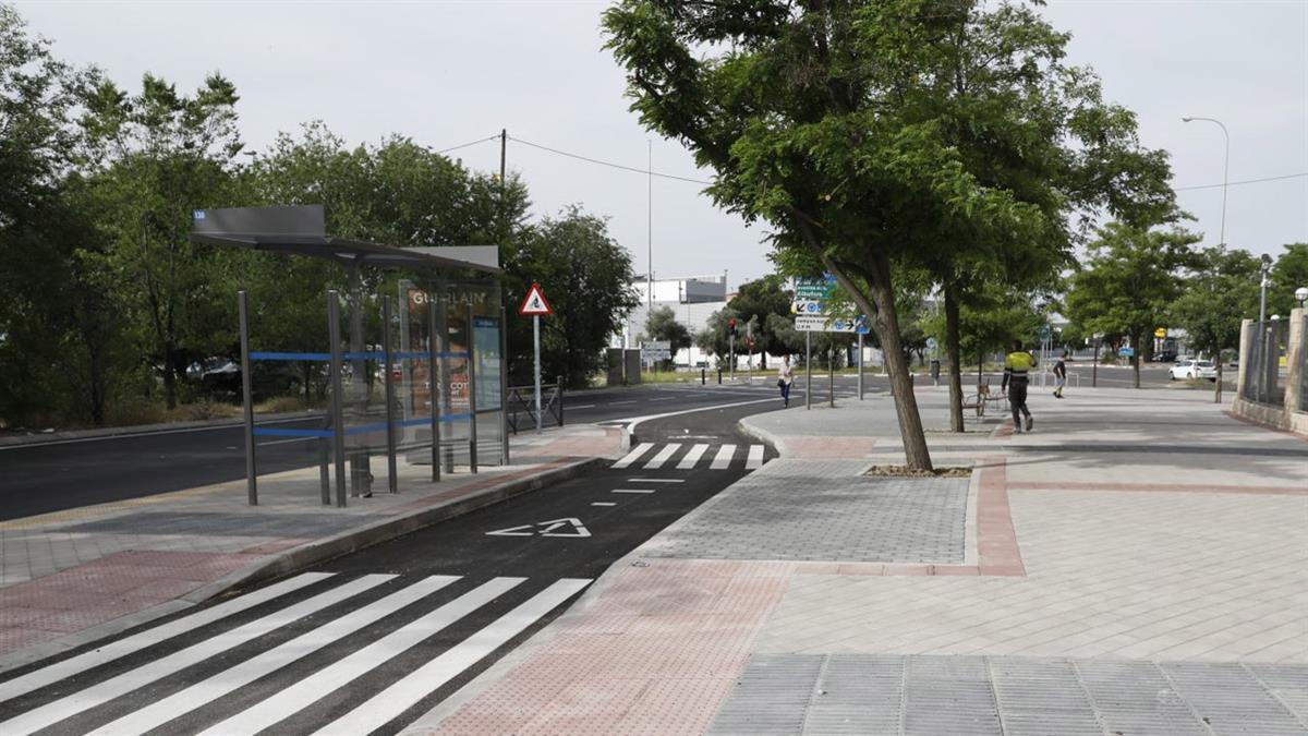 Se ha remodelado la avenida de la Democracia con nuevas aceras y carril bici 