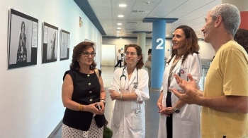 El Hospital acoge una exposición fotográfica para concienciar sobre la osteoporosis