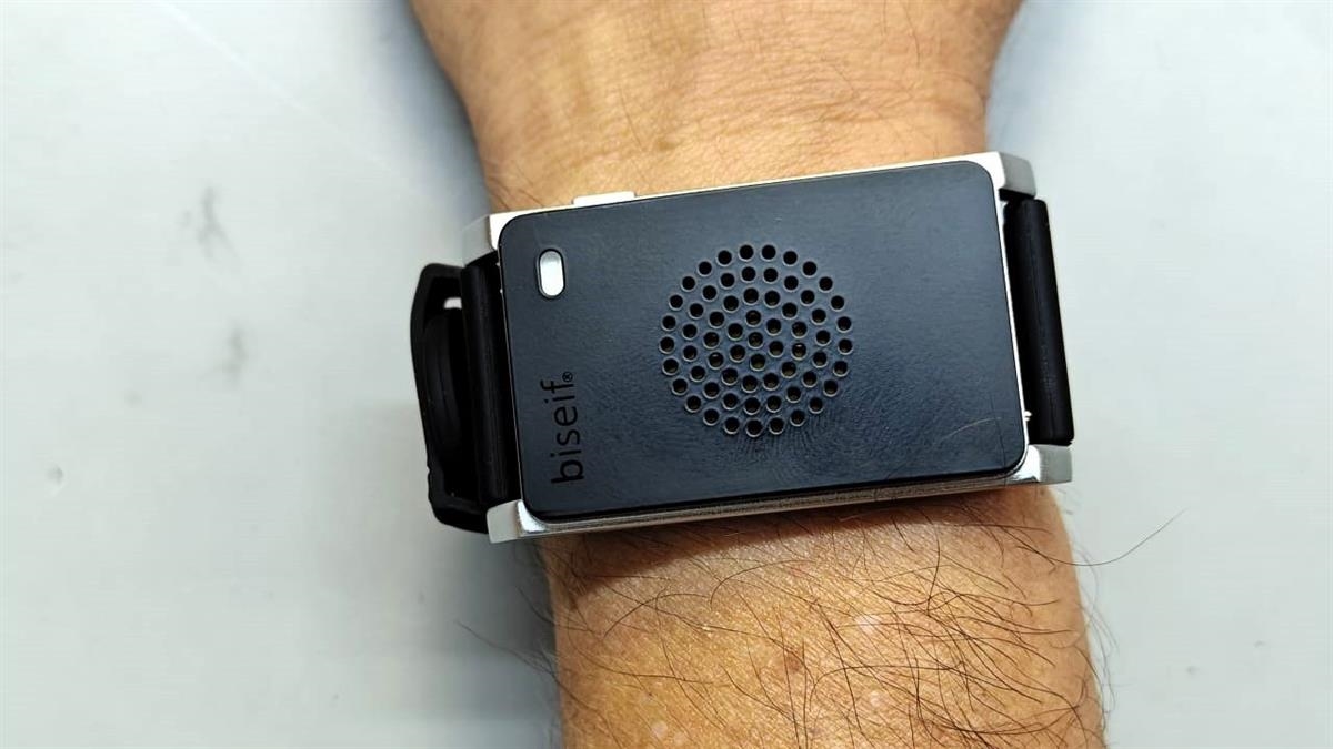 El Ayuntamiento adquiere 100 de estas pulseras para los empleados del Parque Municipal de Servicios