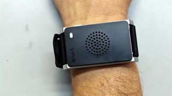 El Ayuntamiento adquiere 100 de estas pulseras para los empleados del Parque Municipal de Servicios