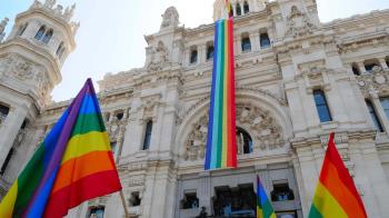 Marta Higueras presentó una denuncia contra la Junta de Gobierno del Ayuntamiento por negarse a ondear la bandera del colectivo LGTBI durante el Orgullo 