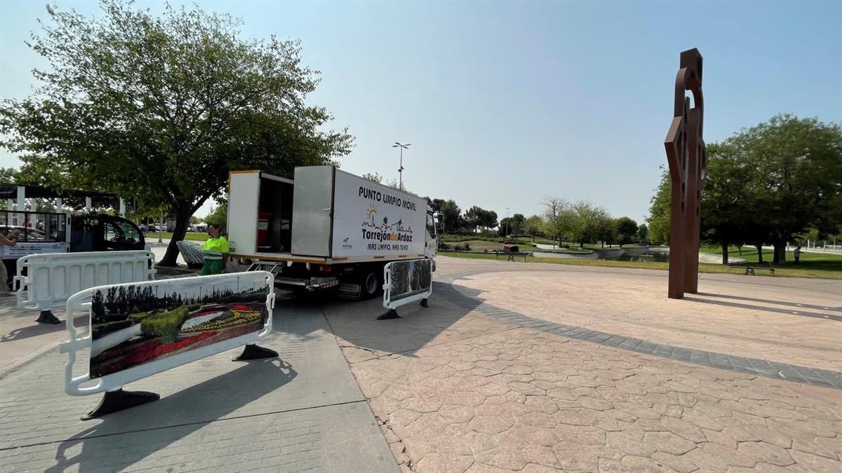 Para que los vecinos puedan tener cerca de sus casas un lugar donde depositar los residuos