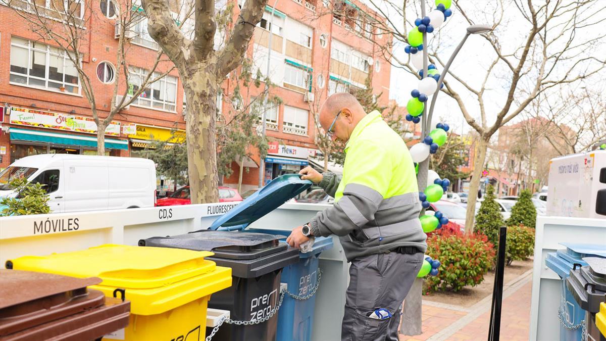 Con una ubicación diferente cada día de la semana, este camión recibe residuos no voluminosos